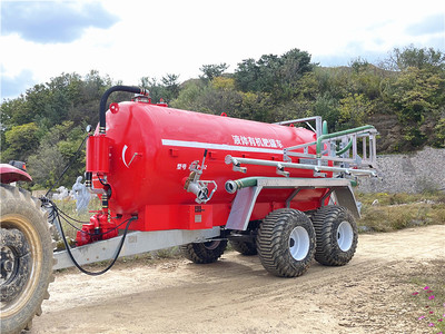 高效環(huán)保的養(yǎng)殖業(yè)施肥利器 大型奶牛場液態(tài)施肥機與豬場糞水沼液施肥車